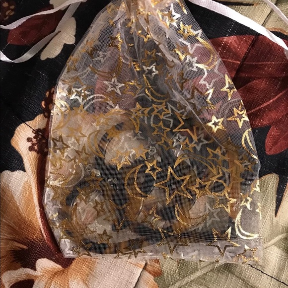 Polynesian turtle shell earrings - Picture 3 of 3