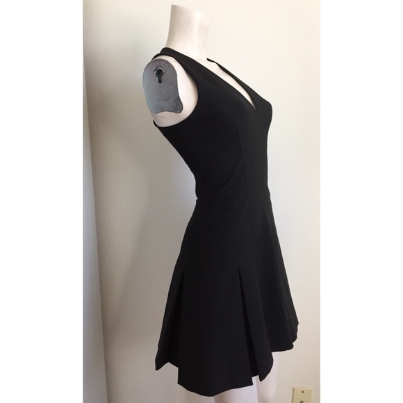Elizabeth and James Dresses & Skirts - Elizabeth & James Black V Neck Cocktail Dress