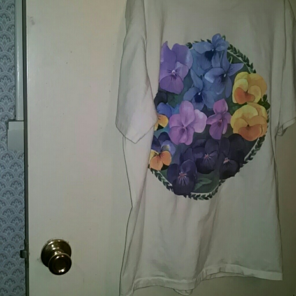 T shirt... beautiful flowers