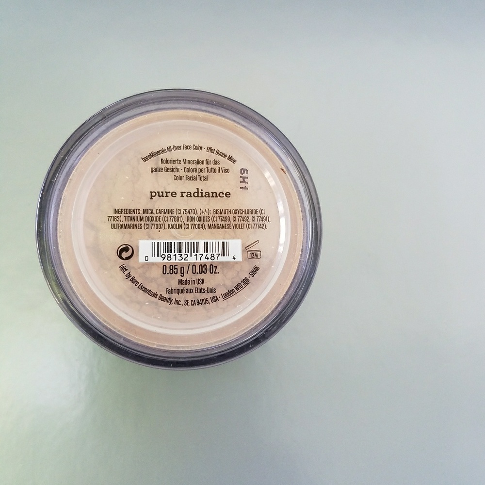 All over face powder in Pure Radiance