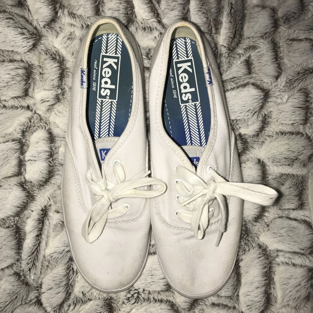 PLAIN WHITE KED SNEAKERS