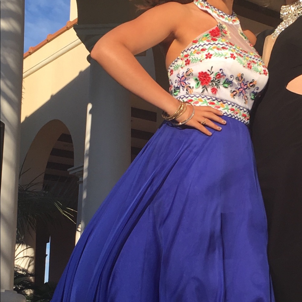 BEAUTIFUL NEW 2018 PROM DRESS - Picture 3 of 3