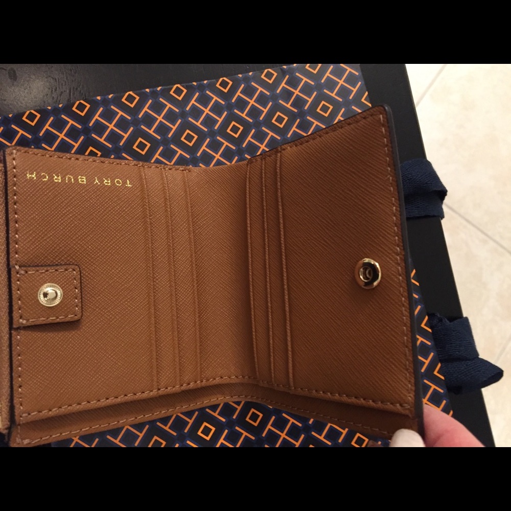 🆕Tory Burch Robinson “mini” slim leather wallet - Picture 4 of 8