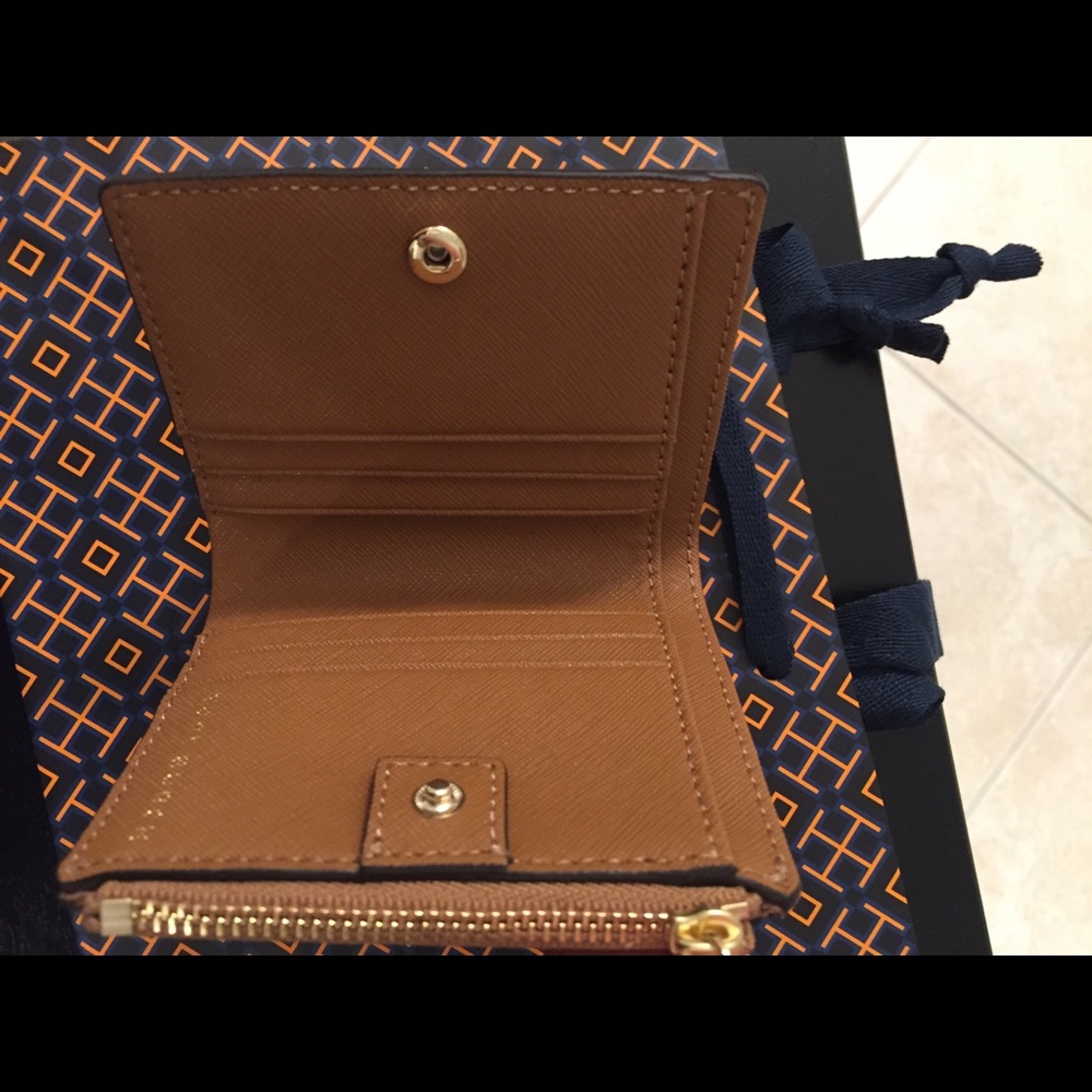 🆕Tory Burch Robinson “mini” slim leather wallet - Picture 5 of 8