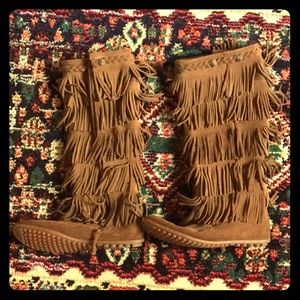 Minnetonka 5 Layer Fringe Boots