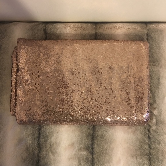 Beautiful Rose gold séquense table cloth. - Picture 1 of 3
