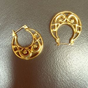 Gold detailed hoop earrings.