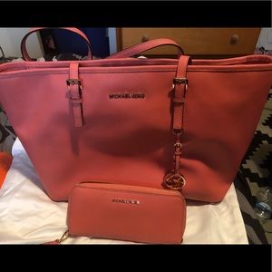 🚨Micheal Kors Grapefruit tote and wallet 👜