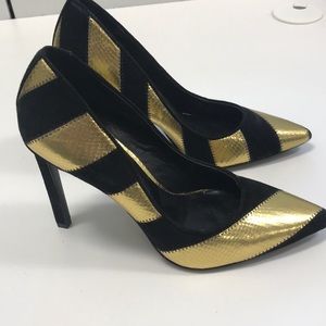 Nine West Gold & Black Pumps (brand new)
