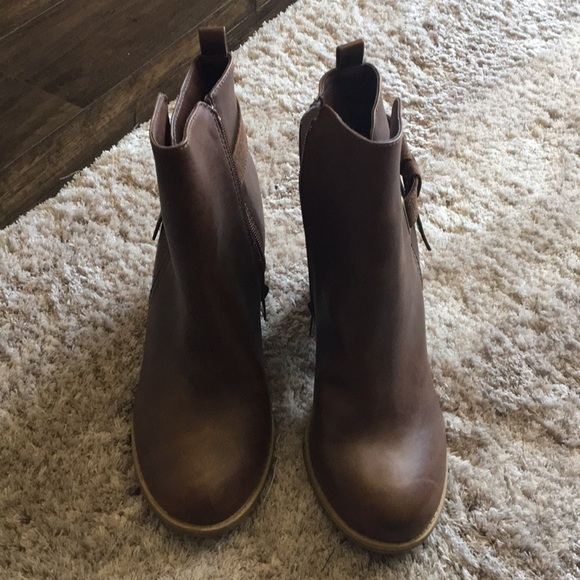 Cute, brown boots with four inch heel. - Picture 1 of 4