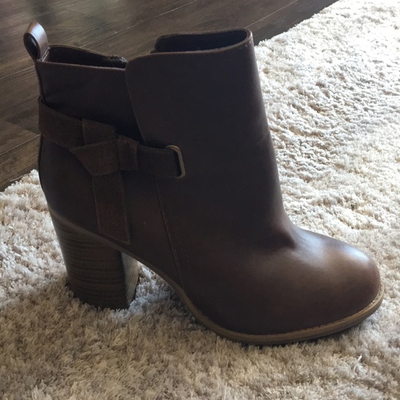 Cute, brown boots with four inch heel. - Picture 2 of 4