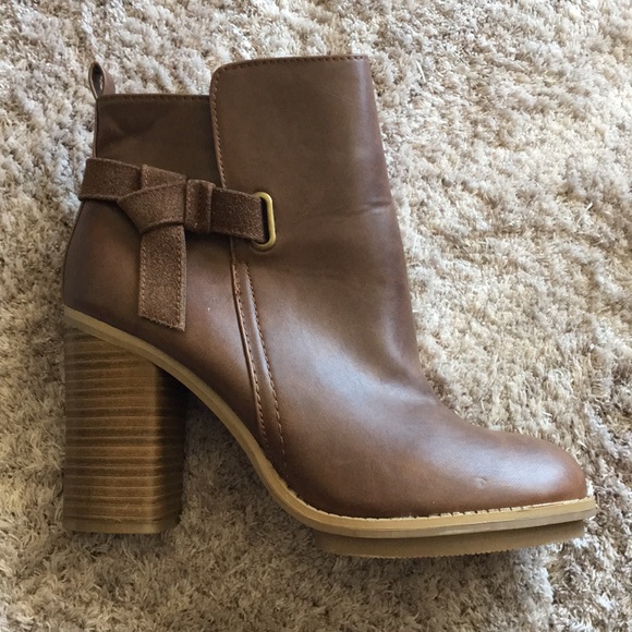 Cute, brown boots with four inch heel. - Picture 3 of 4