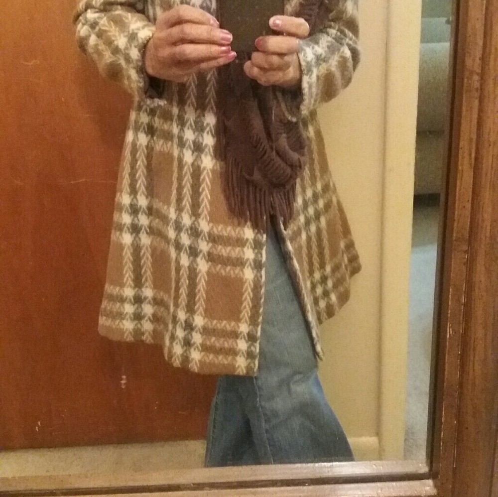 Short  wool  coat  with fringe  matching scarf