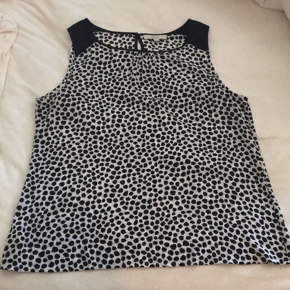 Black and white spotted sleeveless dress shirt