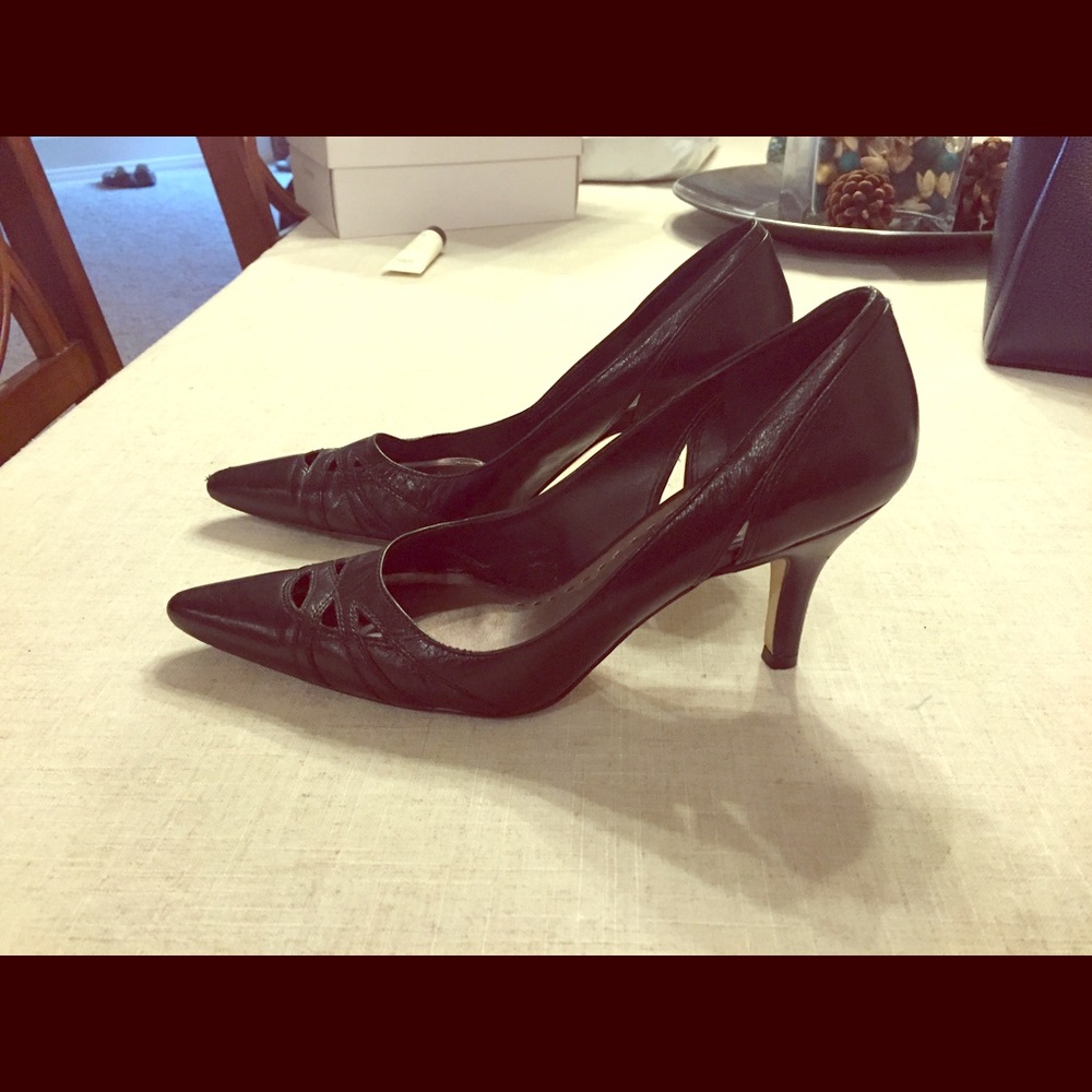 Black pumps