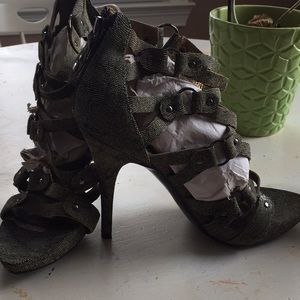 Brand new 😍 Caressa unique one of a kind heels!