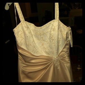Womens size 18 Ivory color wedding dress
