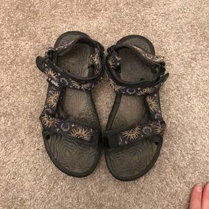 Tevas.