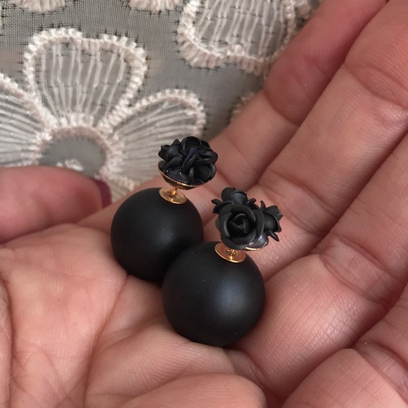 ☀️NEW☀️Black Rose Double Side Earrings - Picture 2 of 4