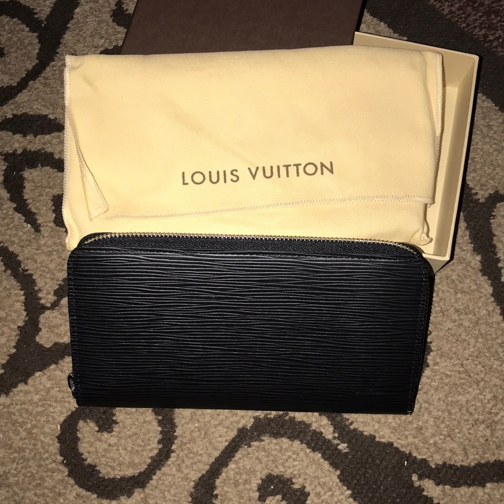 Authentic Louis Vuitton Black Epi Leather Zippy