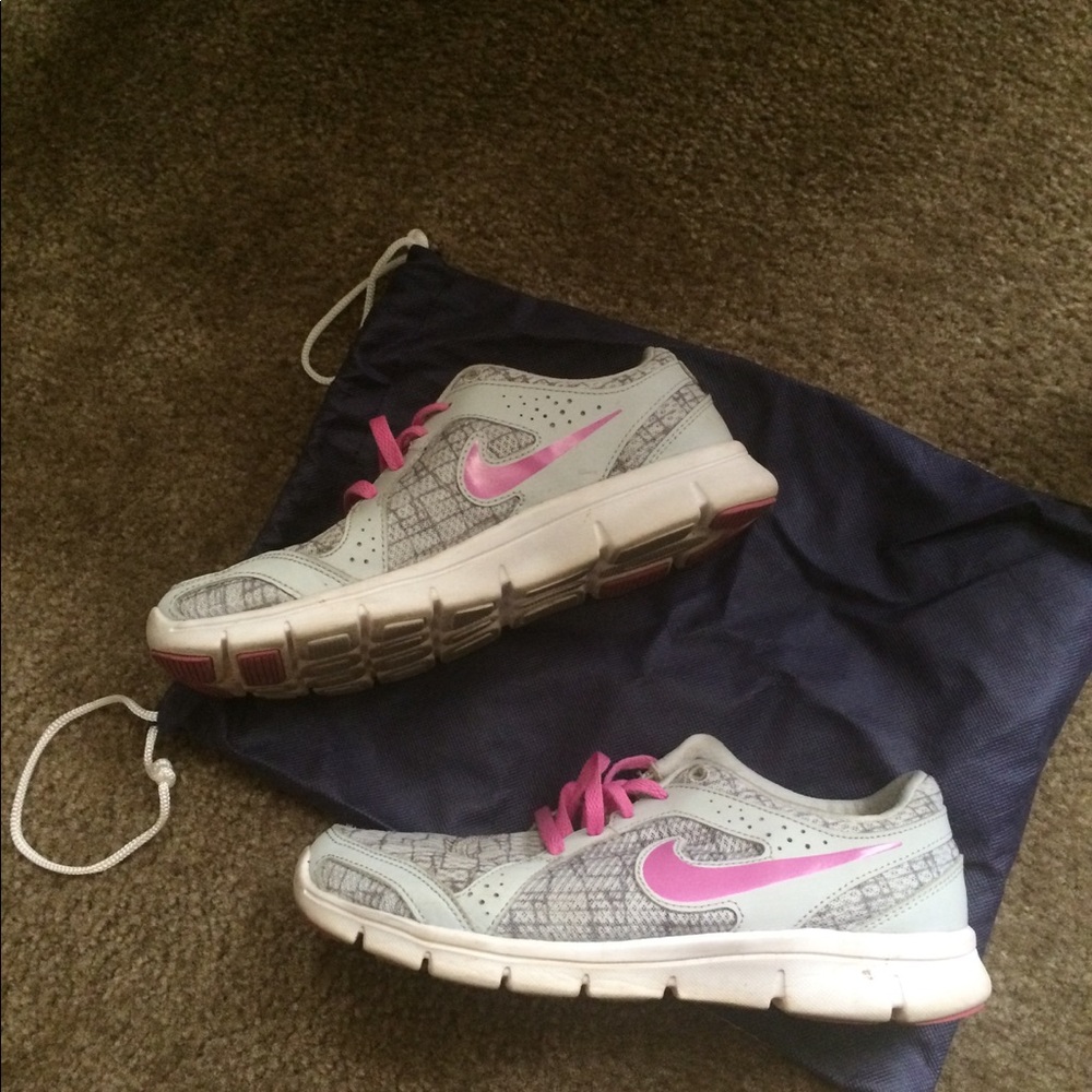 Comfy Nike Sneakers. lightly used.