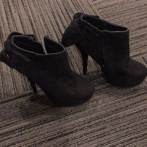 Black heeled booties with bow