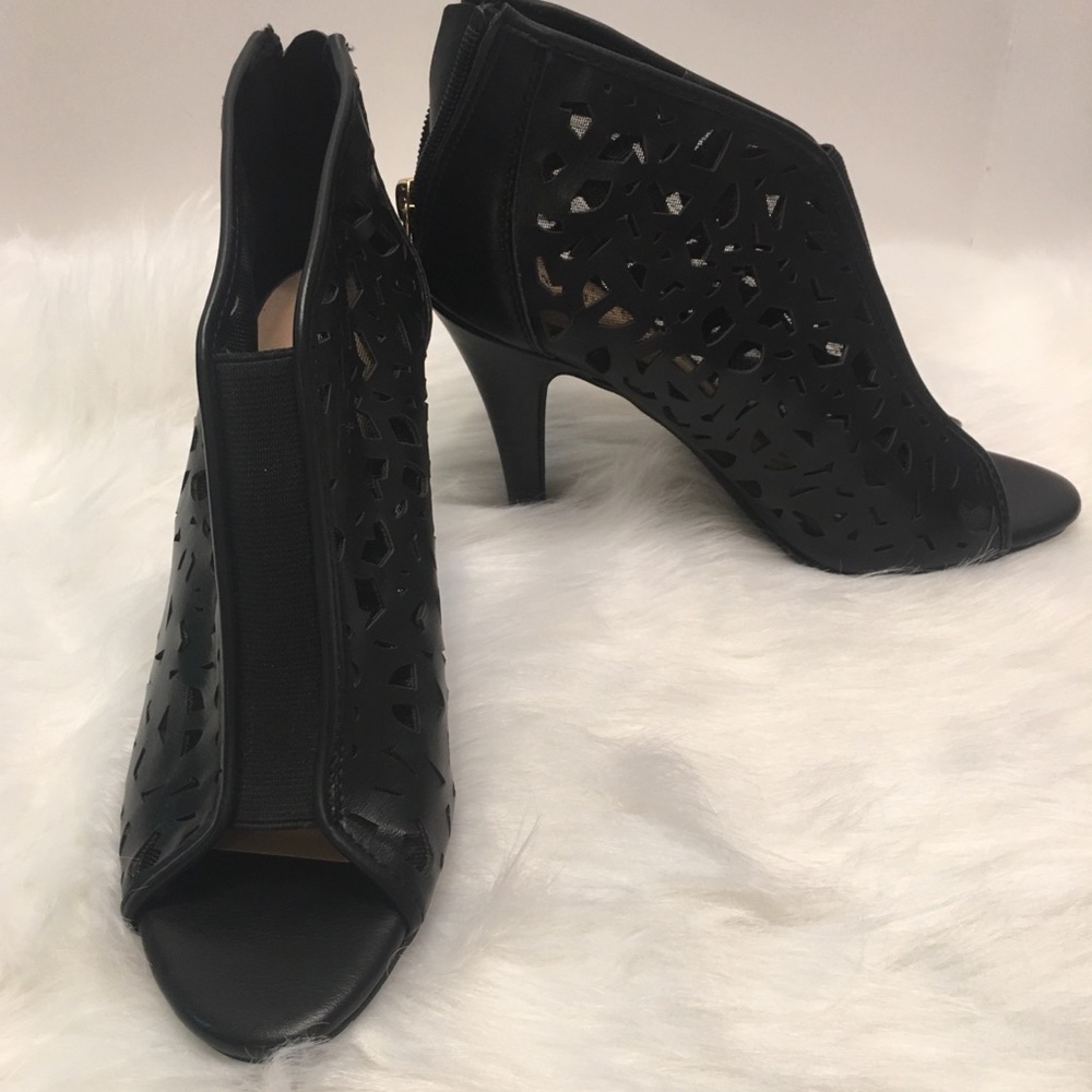(NWOB) Versona Laser Cut Booties