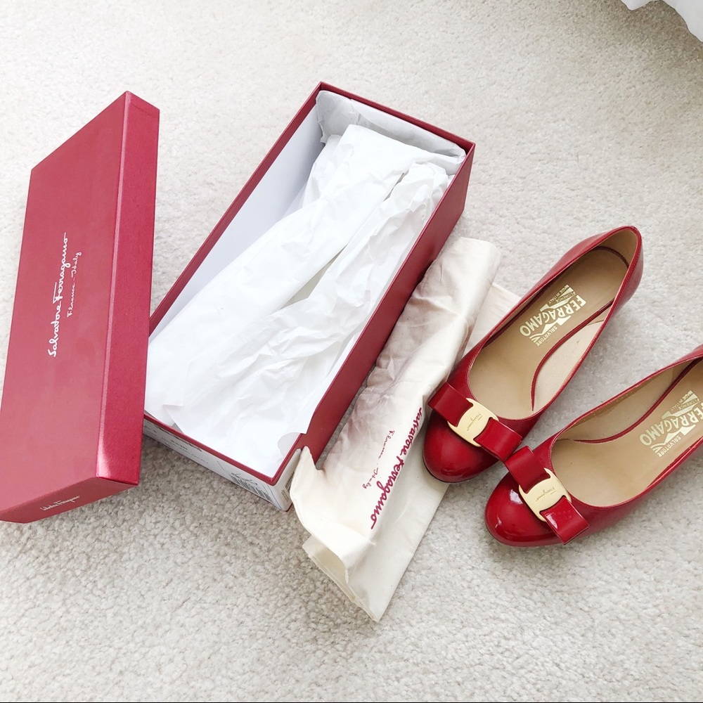 ⭐️Salvatore Ferragamo VARA Pump (size: 5.5B) - Picture 4 of 8