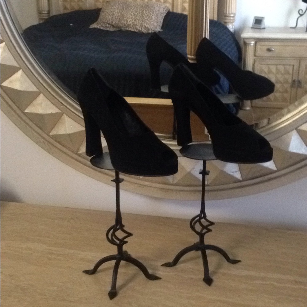 Guess platform pumps