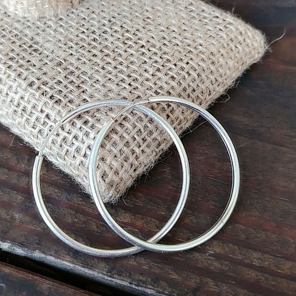 Alquimia Jewelry - Dainty 18k white gold hoop earrings