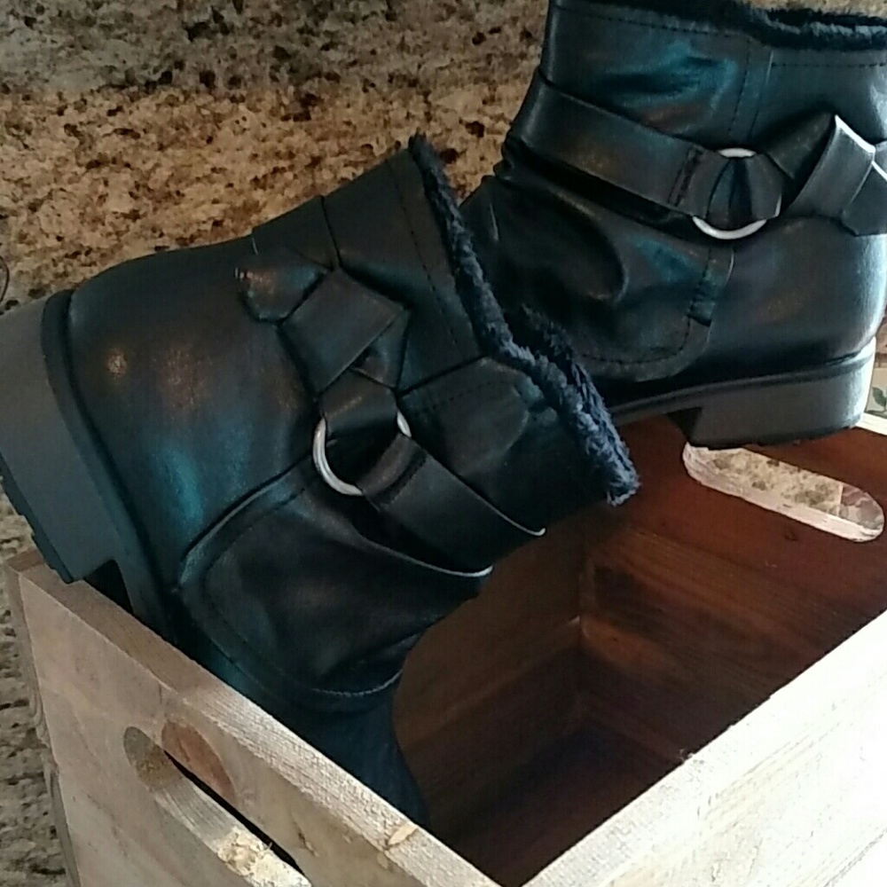 Price cut: Black boots, end of year sale!