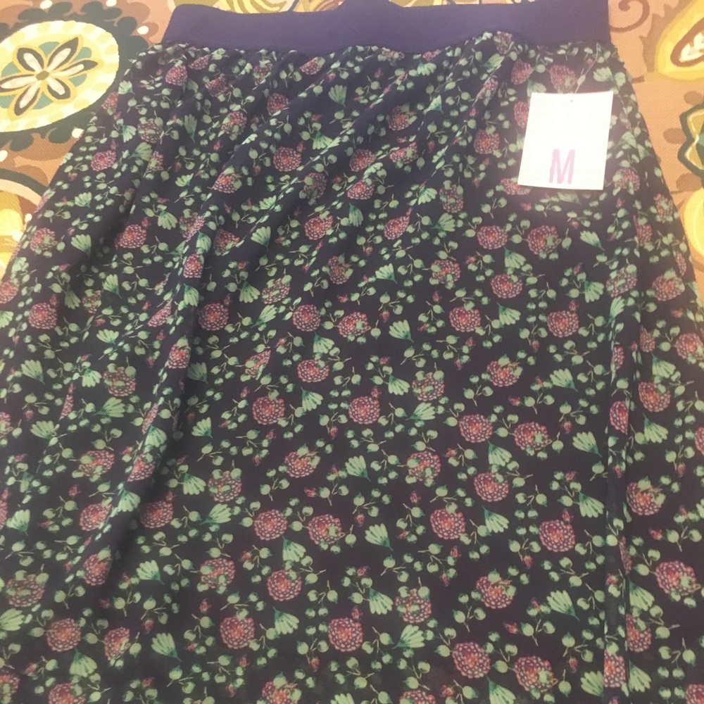 NWT beautiful M LuLaRoe Lola skirt. Navy, berries