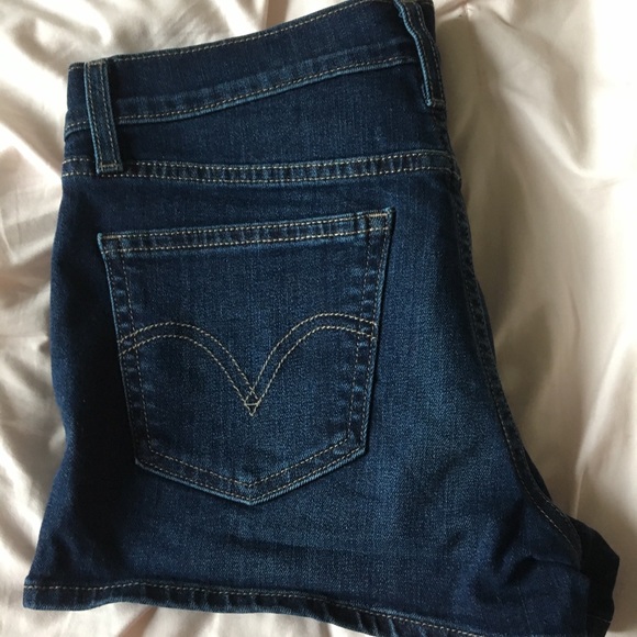 Levi’s Shortie Short - Picture 2 of 4