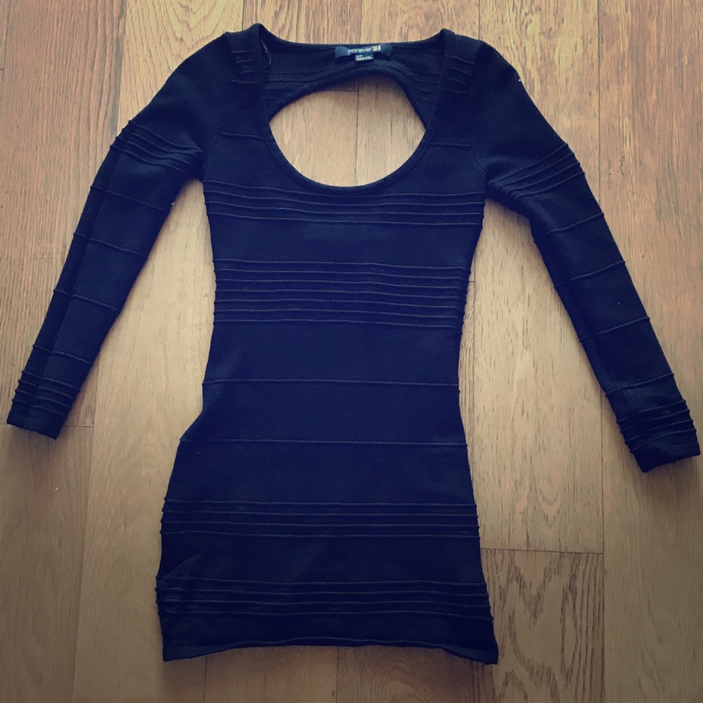 Form-fitting key hole black shirt!