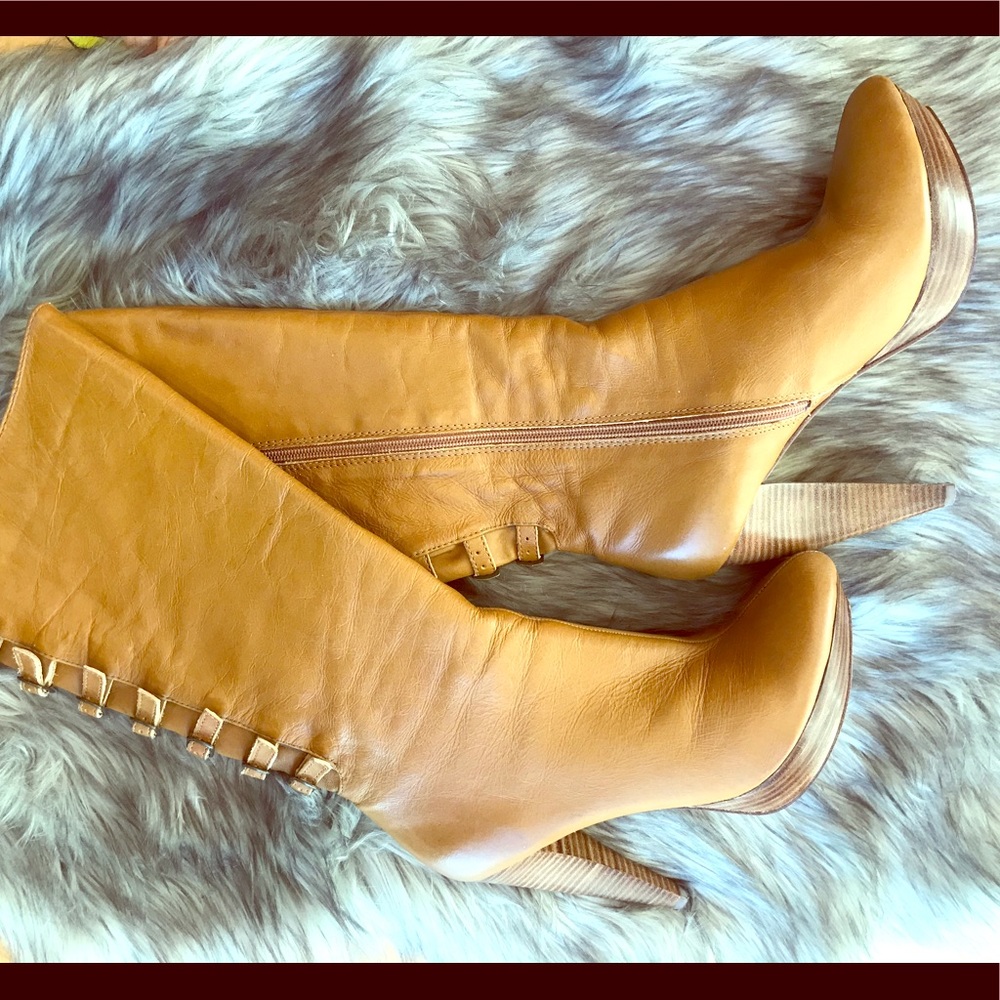 Two lips mustard boots