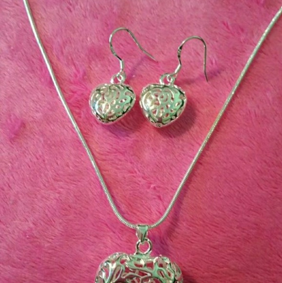 costume Jewelry Jewelry - Brand Heart Silver plated Necklace Set.