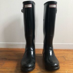 Hunter Tall Rain Boots Classic Shiny Black (8M/9F)