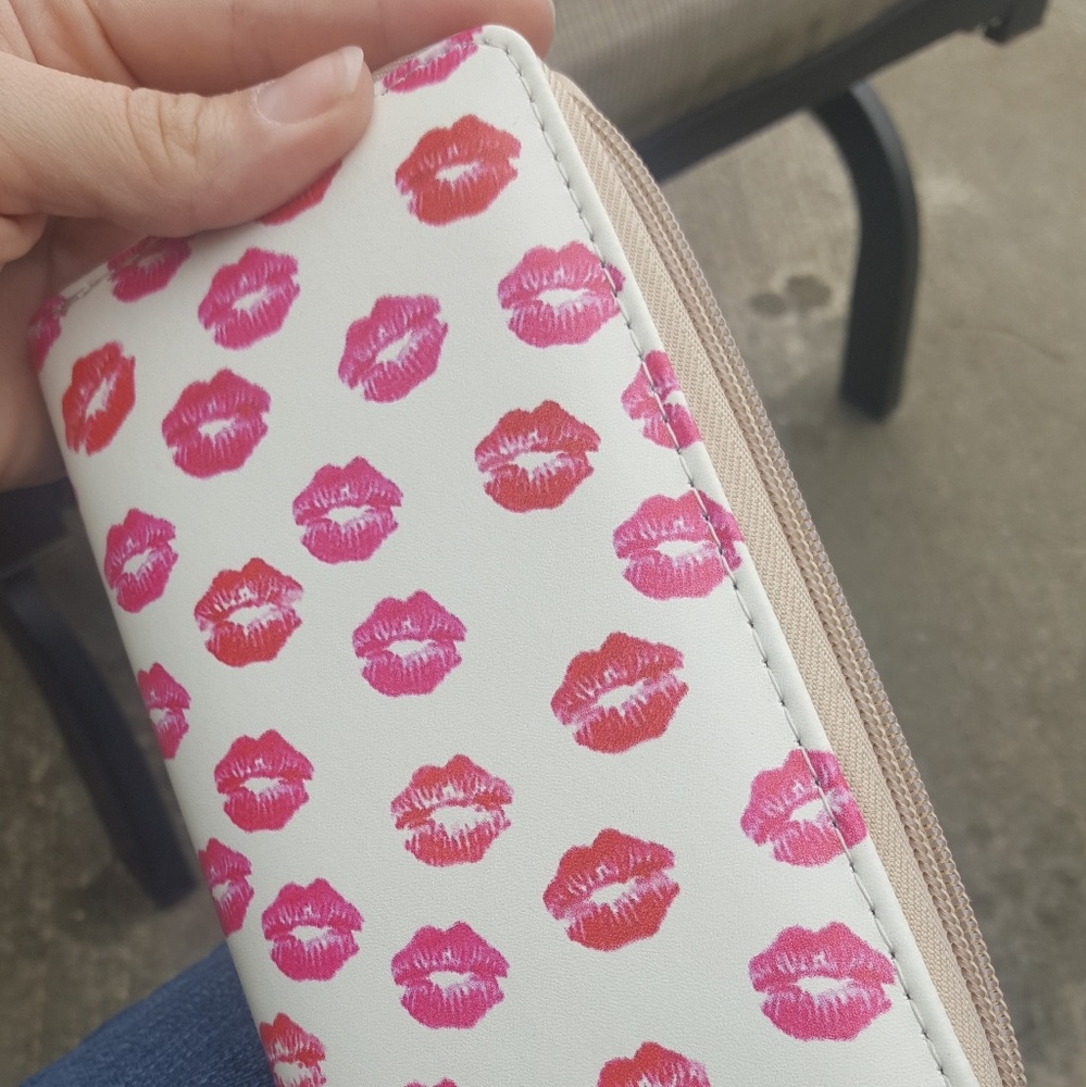 Red Kisses Wallet 💋