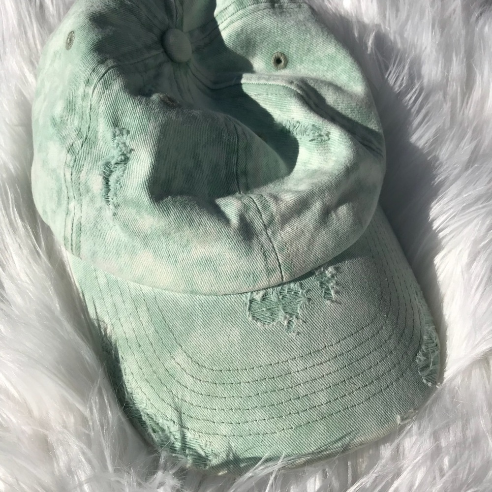 Distressed hat / URBAN OUTFITTERS