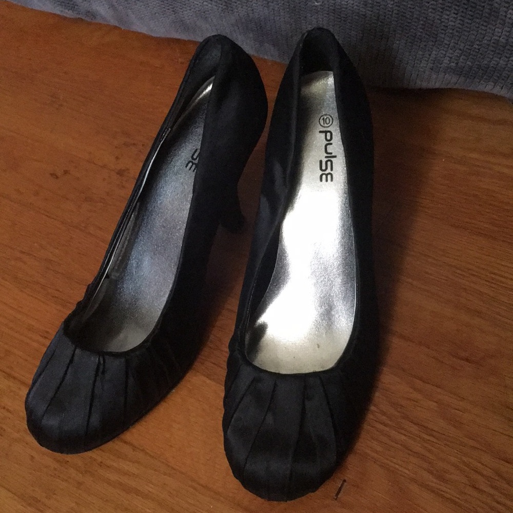 Black pumps