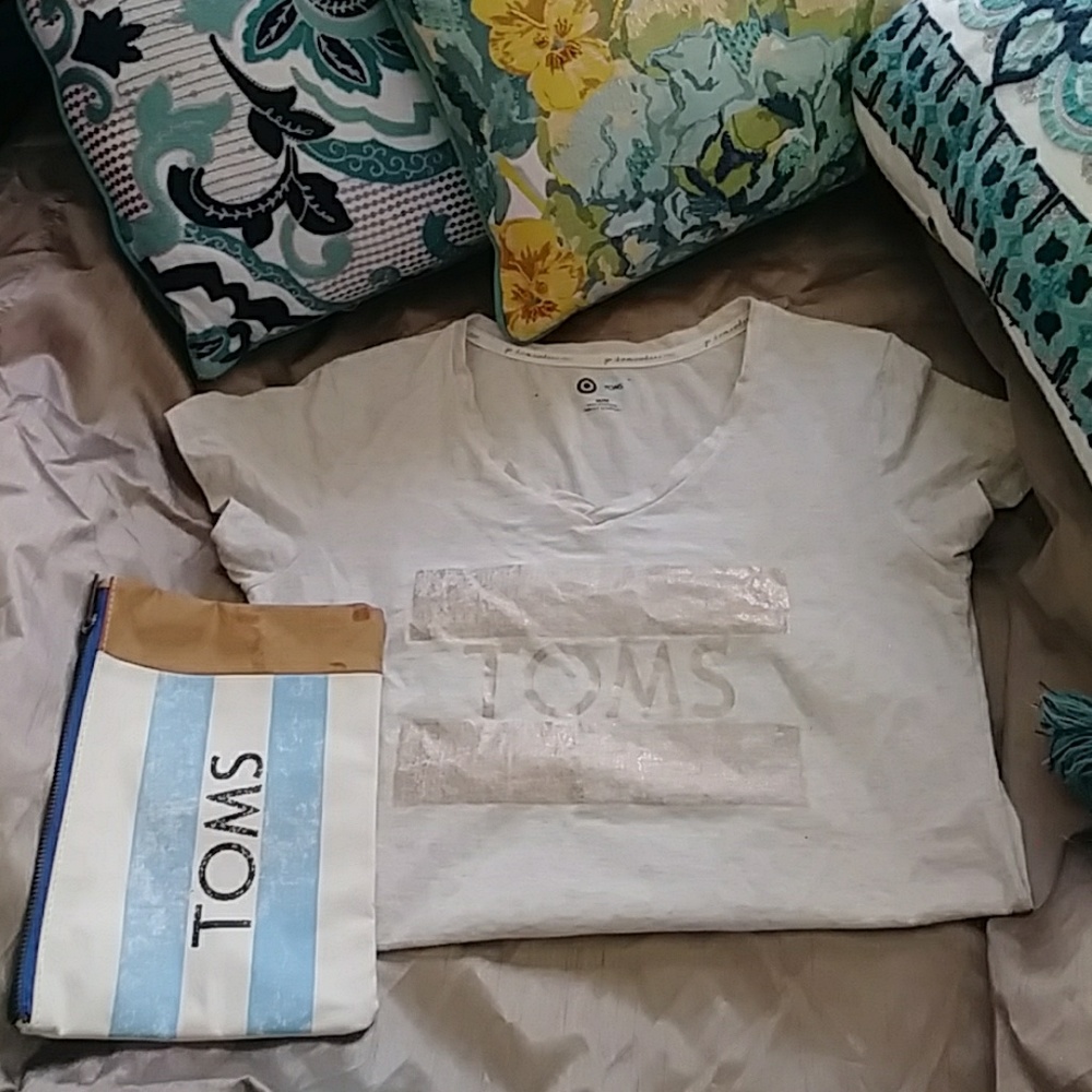 Toms T-shirt and clutch bundle