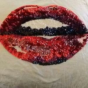 Express lips  t-shirt