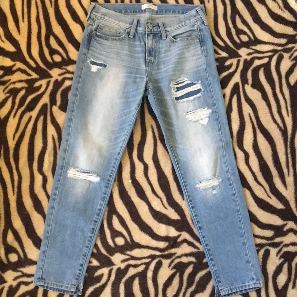 👖A&F Distressed BF Mid Rise Skinny Jeans