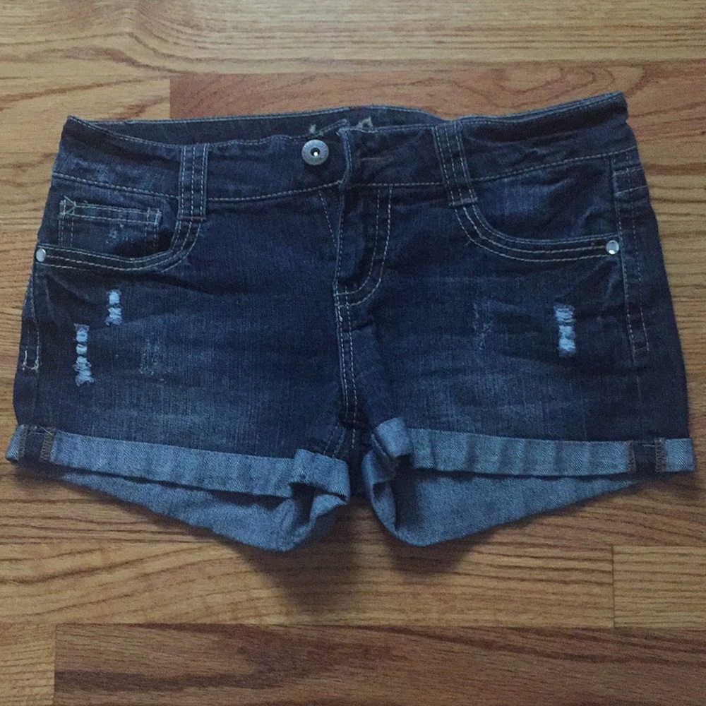Jean shorts with design on pockets
