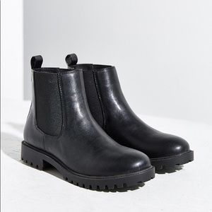 Urban Outfitters Simple Chelsea Boot