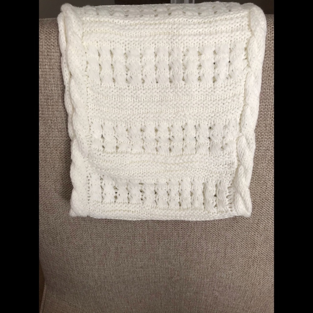 5 ⭐️ Ivory Infinity Scarf - Picture 2 of 4