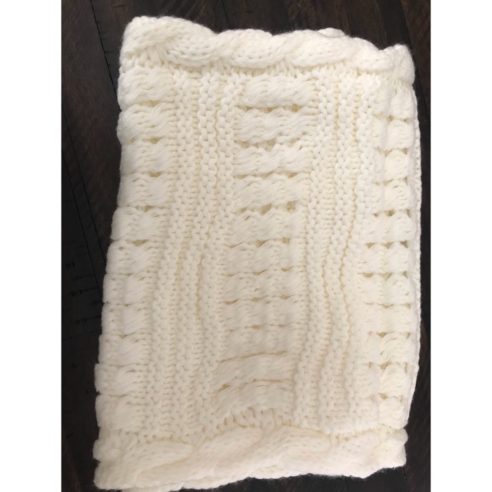 5 ⭐️ Ivory Infinity Scarf - Picture 3 of 4