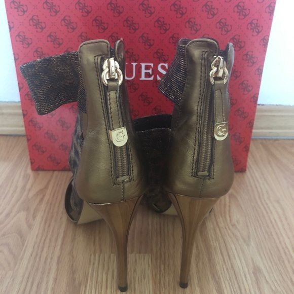 Guess 👠👠🎄 - Picture 2 of 3