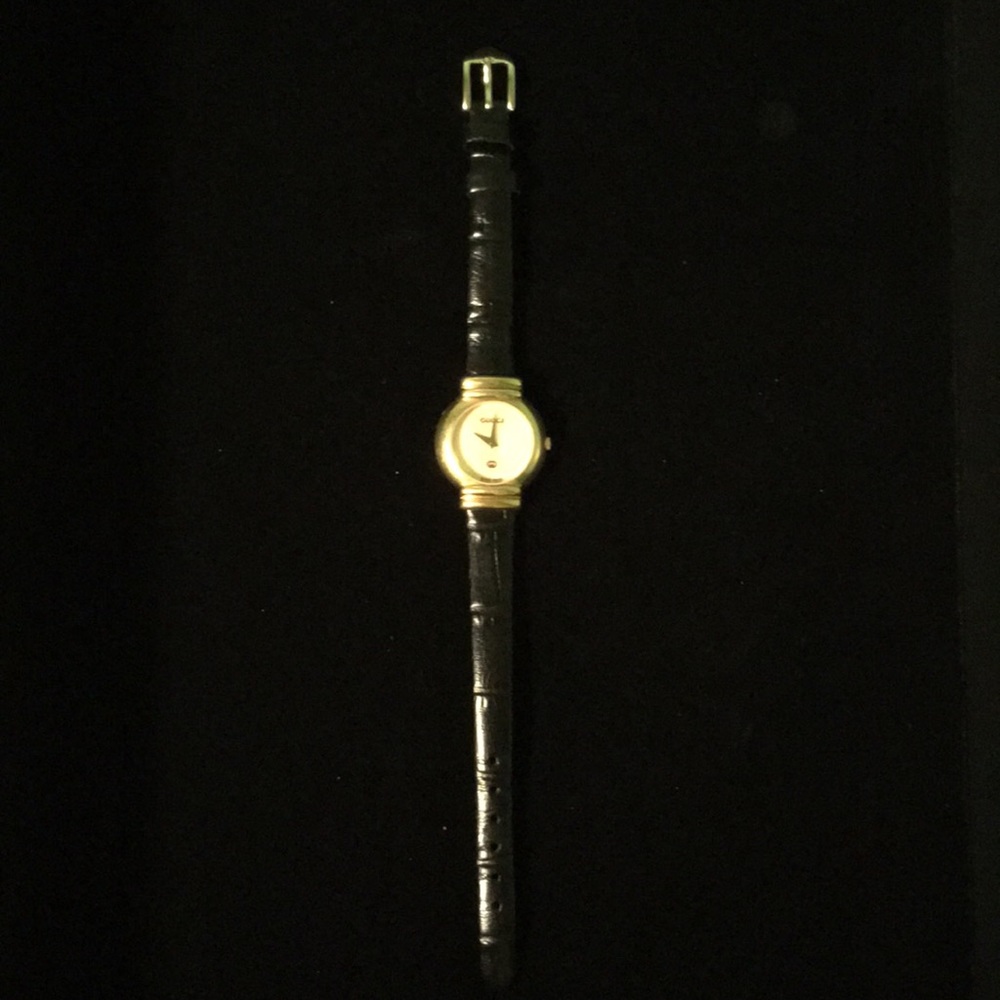 SOLD Vintage Gucci Gold and Mother of Pearl Watch - Picture 2 of 5