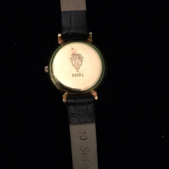 SOLD Vintage Gucci Gold and Mother of Pearl Watch - Picture 3 of 5